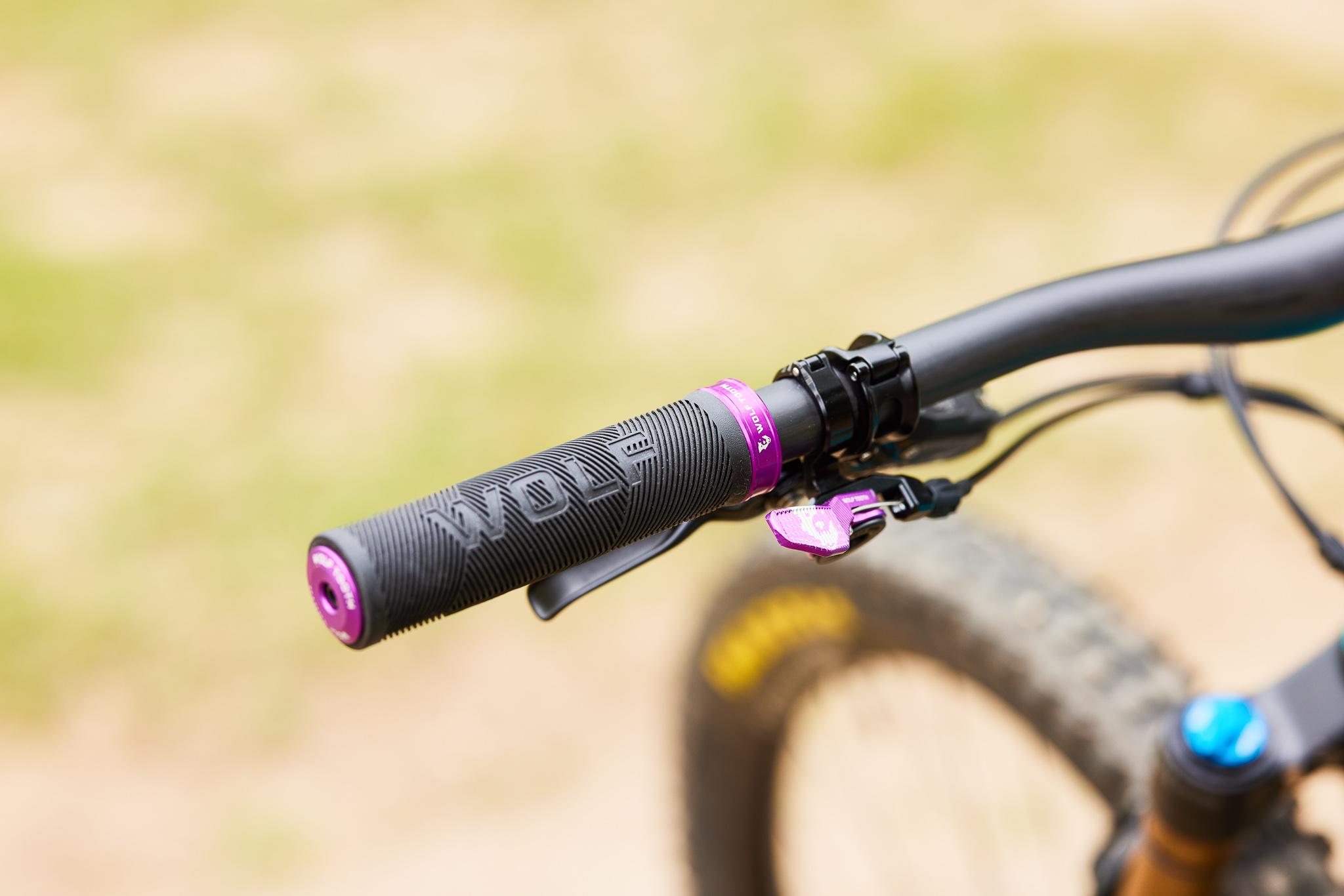 wolf tooth components - echo lock-on grips